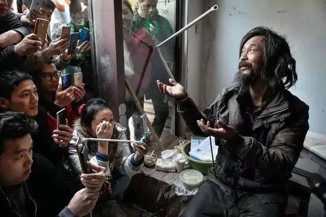 NBA季后_“流浪大师”沈巍被发现街头翻找垃圾桶NBA季后，本人否认“重回流浪生活”：是坚持节俭理念