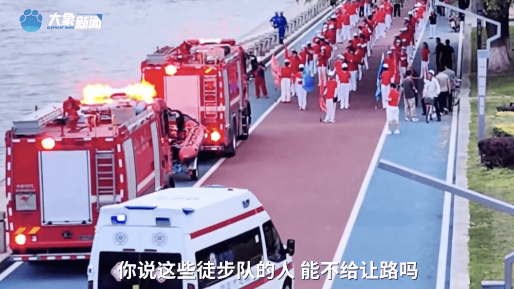 皇冠信用网占成代理_暴走团群主回应阻碍消防救护车通行：车辆属于备勤状态皇冠信用网占成代理，就一分钟，想让队员先过去