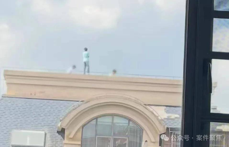 皇冠信用网如何注册_吓出一身冷汗!事发上海皇冠信用网如何注册,3个娃在13楼楼顶边缘“飞檐走壁”,还不是第一次