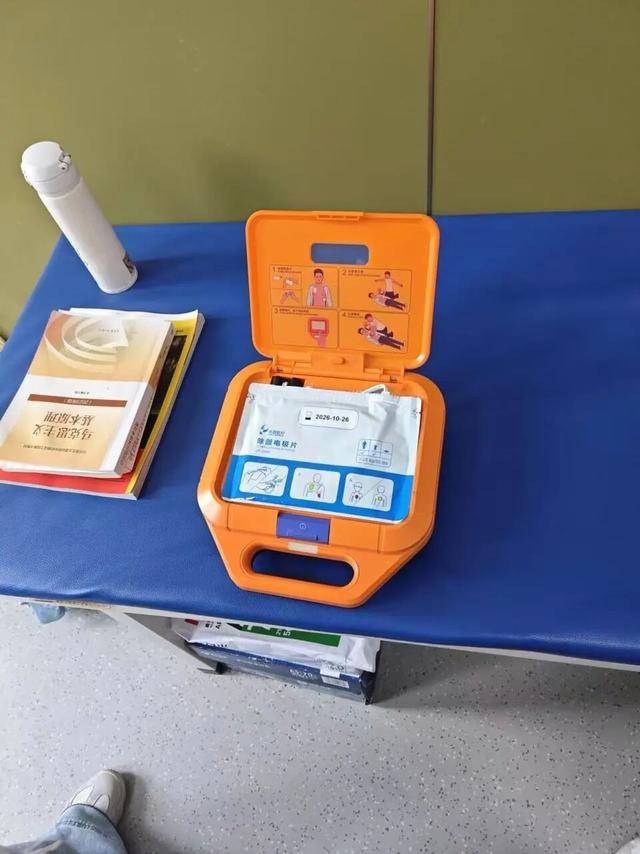 洛克达尔vs黑镇市_江西一高校21岁男生宿舍玩手游晕倒猝死洛克达尔vs黑镇市，家属质疑校方急救措施不到位，校方回应