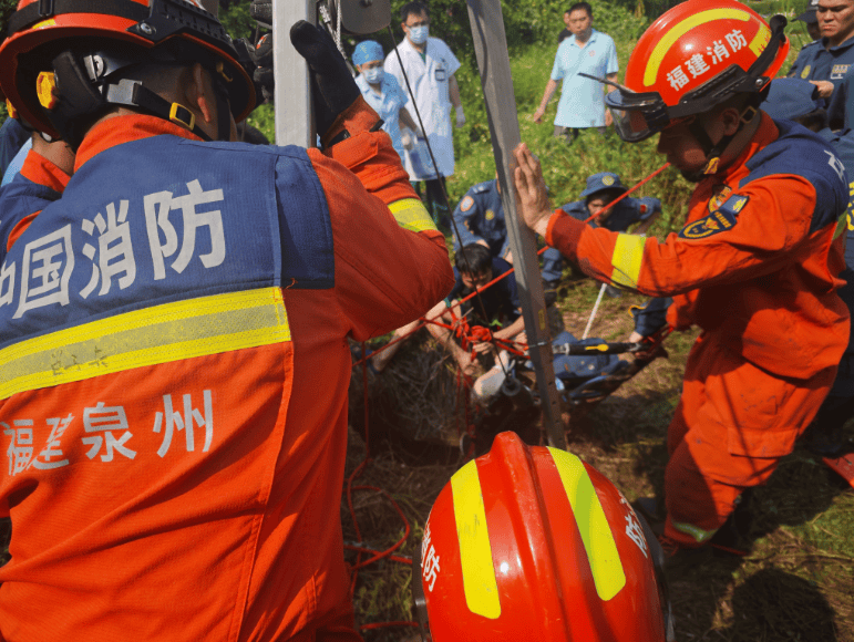 怎么申请皇冠信用網_多条蛇缠身怎么申请皇冠信用網，女子被咬了也不敢动！深井内苦撑54小时后……