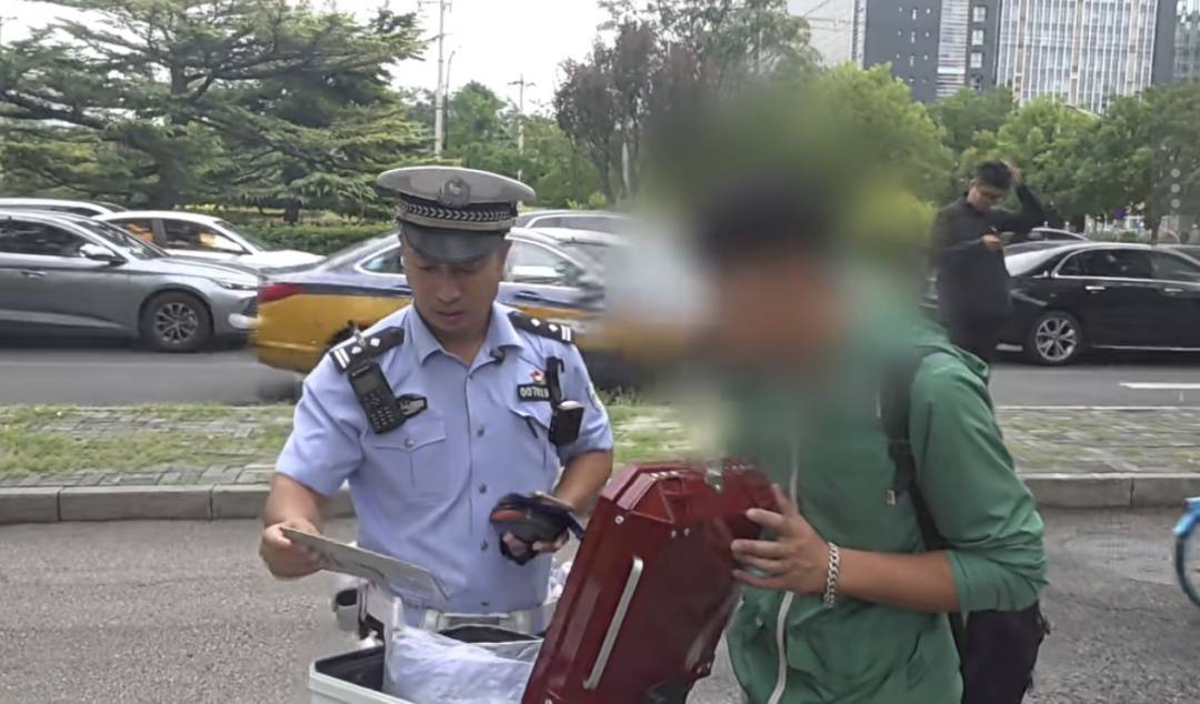 皇冠信用盘如何注册_“你明白吗？”北京街头一驾驶员连怼交警皇冠信用盘如何注册！交警：我不明白