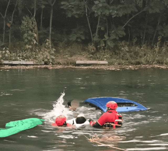 皇冠信用網在哪里注册_女儿被困坠河车内皇冠信用網在哪里注册，父亲借渔网撬门救女，关键时刻......