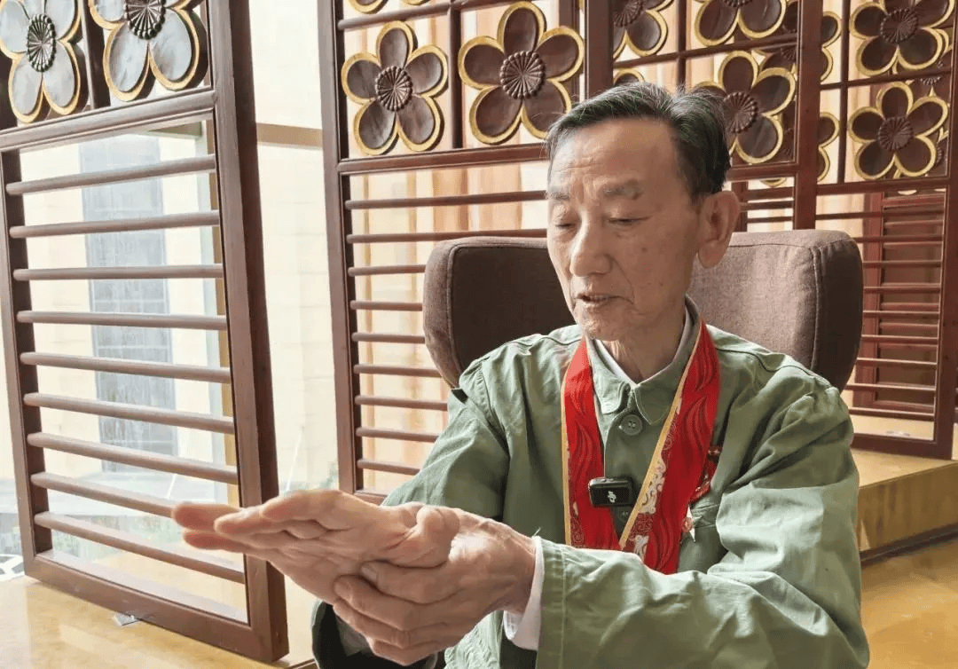 皇冠信用怎么弄_“老先生皇冠信用怎么弄，您把项链取下来再做CT”“你看是不是弹片”