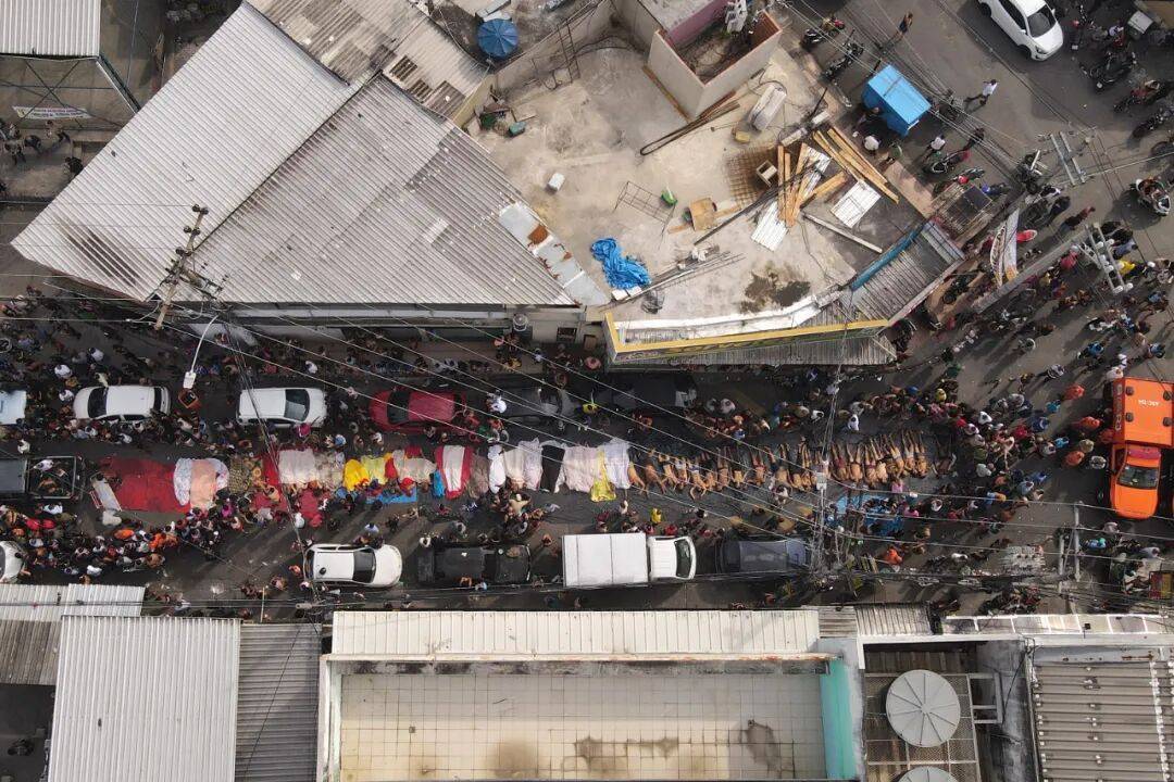 皇冠足球平台代理_巴西强力“剿匪”！里约热内卢警匪激战皇冠足球平台代理，已有120多人死亡，总统卢拉发声，现场画面曝光→