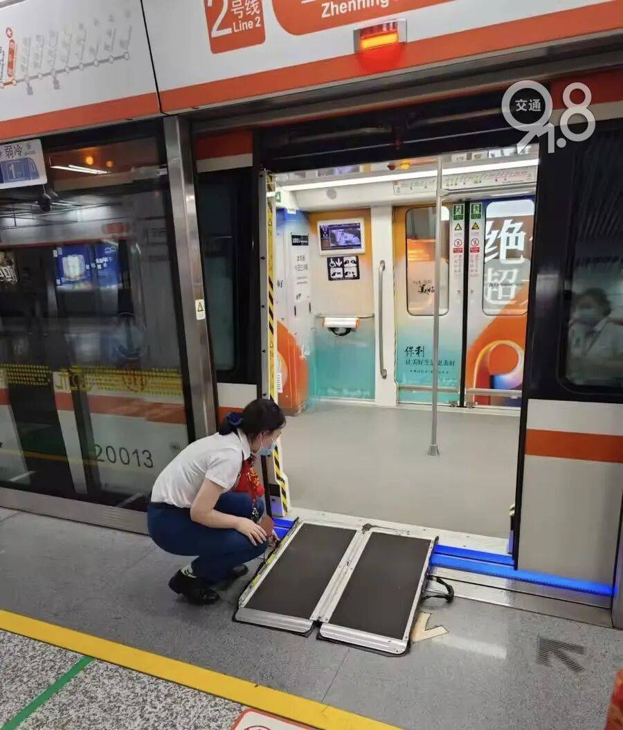 皇冠信用网怎么开户_杭州地铁内皇冠信用网怎么开户，女乘客突然崩溃大哭！紧接着……这一幕被拍下