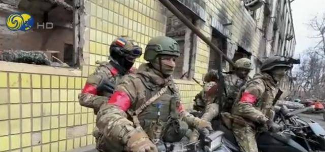 皇冠信用盘注册_俄军摩托车冲锋队突击红军城：穿插乌军阵地皇冠信用盘注册，对纵深目标迂回渗透