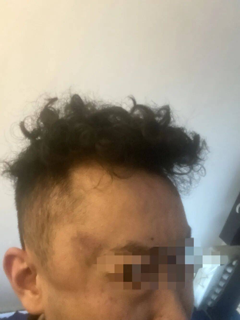 皇冠信用网代理注册_母亲派出所里遭民警责骂皇冠信用网代理注册，男子插话后被拖进女厕群殴：涉案民警获刑8个月，两名辅警缓刑