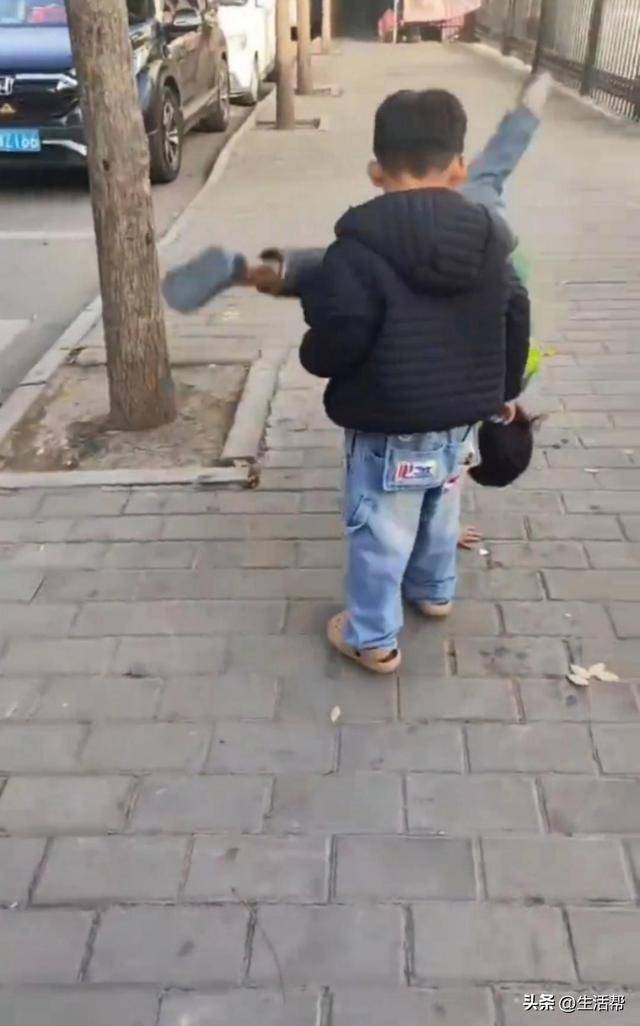 皇冠信用开户_西安7岁女孩寒风中穿凉鞋路边捡吃的皇冠信用开户，父亲称妻子离世家境窘迫，民政局：已妥善安排