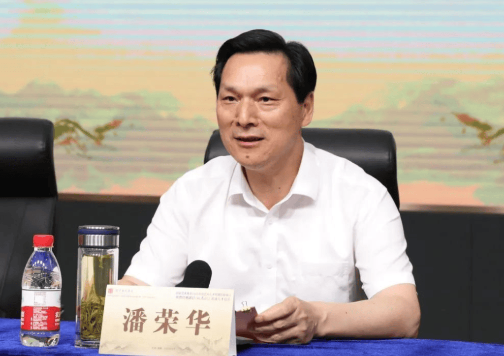 皇冠信用盘会员账号_安徽铜陵市委常委、宣传部长潘荣华履新皖西学院党委书记