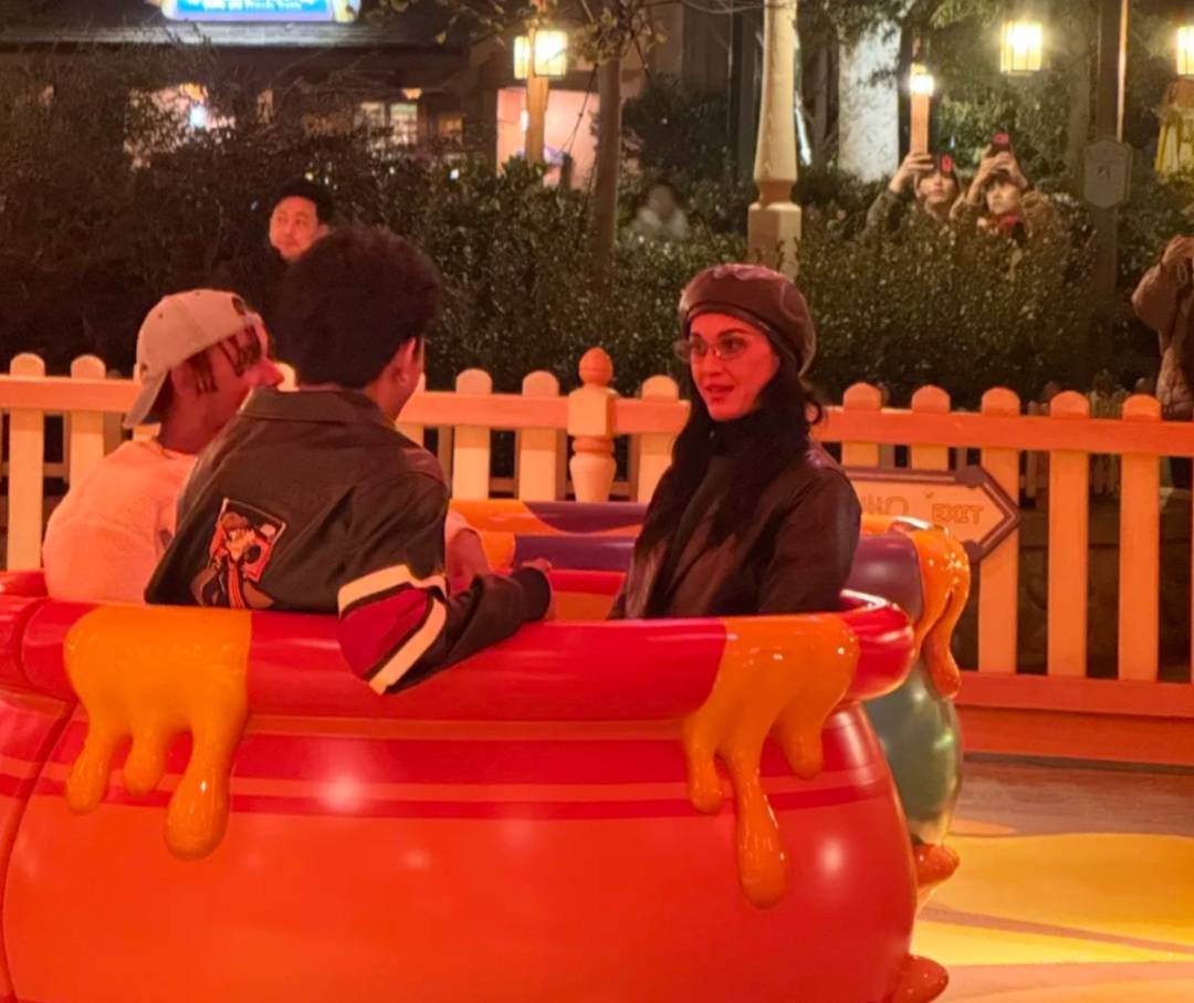 皇冠信用網怎么开通_知名女歌手在上海迪士尼被偶遇皇冠信用網怎么开通，见证求婚！“一时不知道谁更幸福”