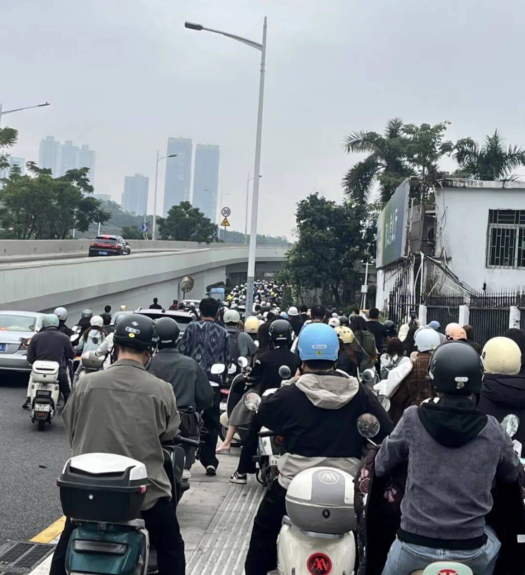 厄瓜多尔足球_“等到车熄火”！深圳一主干道厄瓜多尔足球，因封路导致拥堵！多部门研究疏解方案