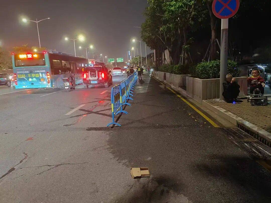厄瓜多尔足球_“等到车熄火”！深圳一主干道厄瓜多尔足球，因封路导致拥堵！多部门研究疏解方案