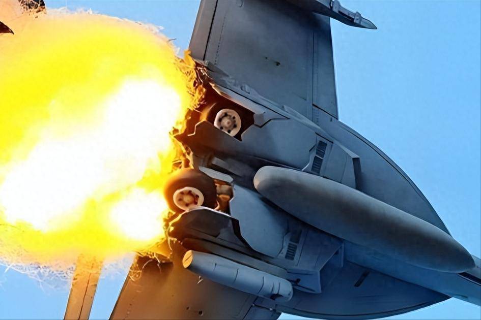 皇冠信用在线注册_美军一架F18大黄蜂战机皇冠信用在线注册，刚飞临伊朗东南沿海就被击中，白宫意识到大国出手了！